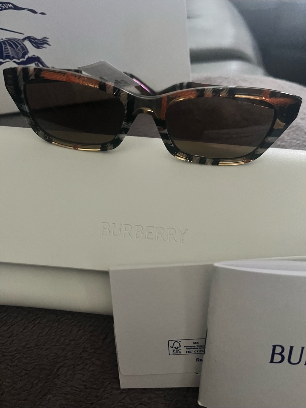 Burberry Tortoiseshell Cat-Eye Sunglasses with Brown Lenses New in Box - Picture 6 of 11